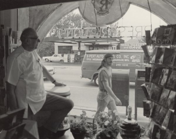 1982 - Shafer Pharmacy owner surveys Williamson St.